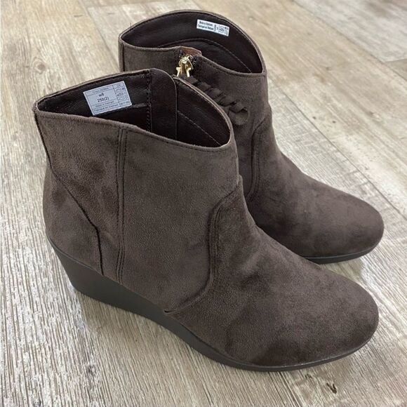 đ
şCrocsâLeigh Synth Suede Wedge Booties In Espresso - Picture 3 of 5